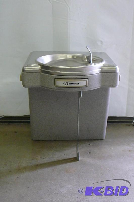 lot 4 image: Haws drinking fountain  Model HWUAC8 115...