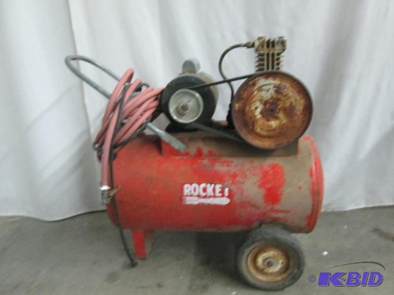 lot 14 image: 12 Gallon Air Compressor