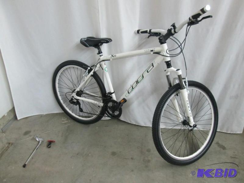 lot 20 image: Alton Corsa X-33 Unisex 26 21-Speed Mountain Bike