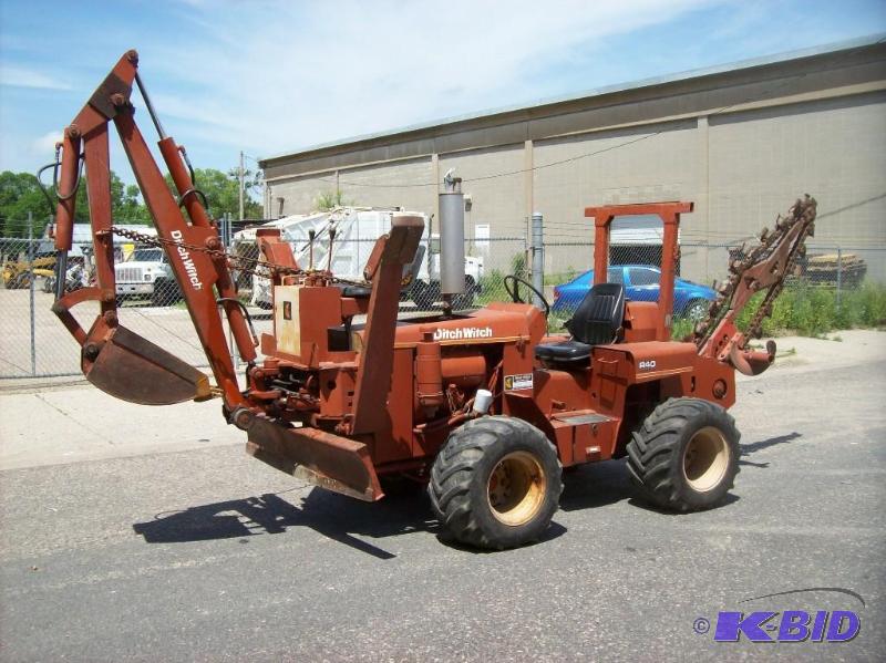 lot 1 image: Ditch Witch R40A Trencher With Backhoe