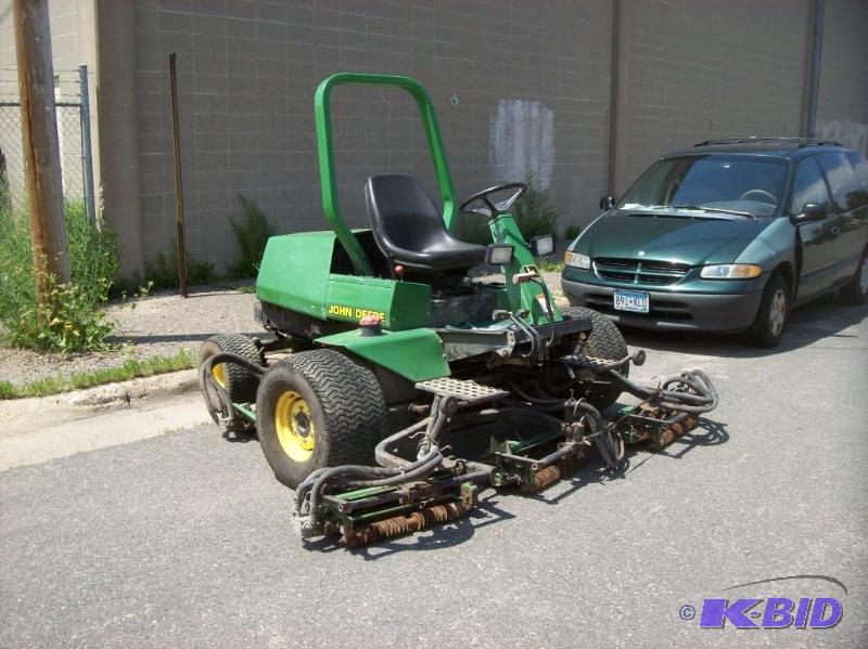 lot 4 image: John Deere 3215 A Commercial Reel Mower. NO RESERVE