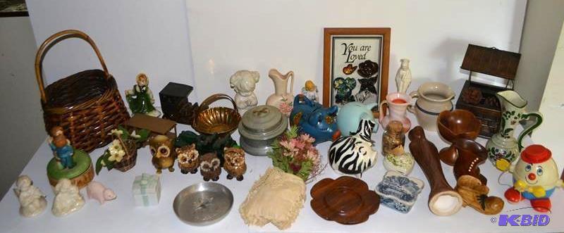 lot 125 image: Large lot of ceramic figurines-owls, angels, ...