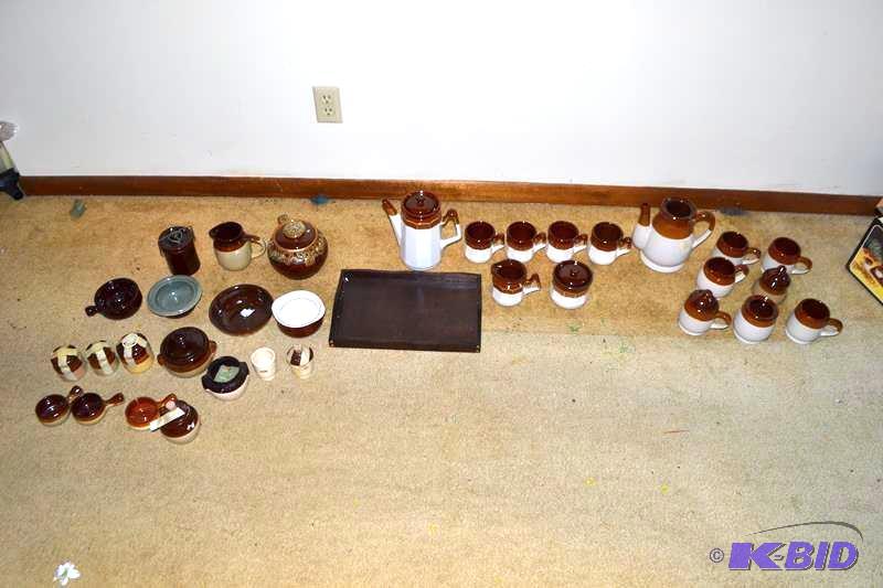 lot 128 image: Pottery