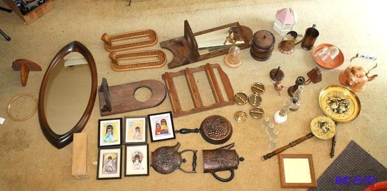lot 133 image: Salt & pepper shakers, mirrors, vintage c...