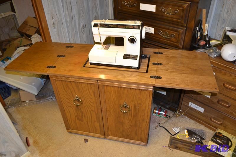 lot 220 image: MW Sewing Machine in Table