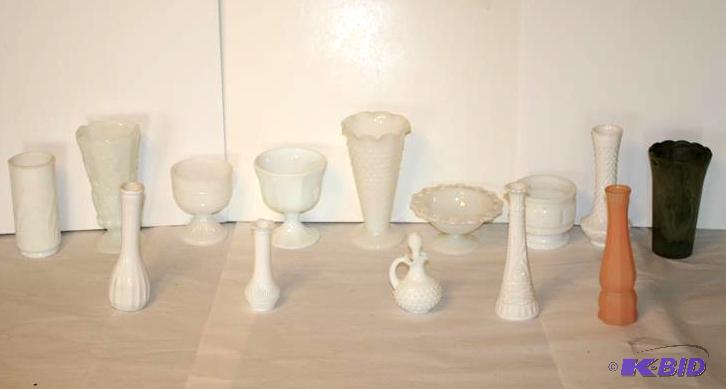 lot 224 image: White Milk Glass Vintage Randall