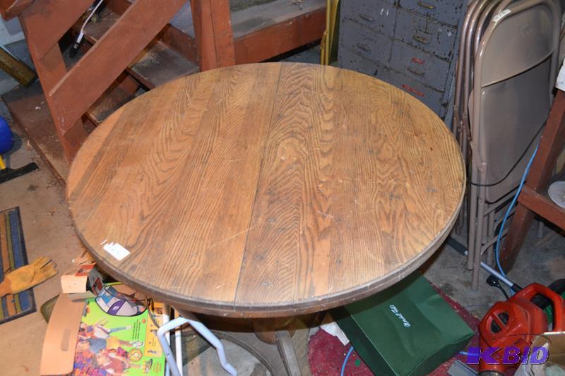 lot 252 image: Wood Pedestal Table