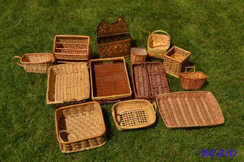 lot 257 image: Wicker Casserole Holders, Baskets