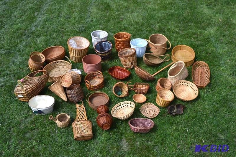 lot 259 image: Baskets, Vase Shape, Cornucopia, Wall Hanging