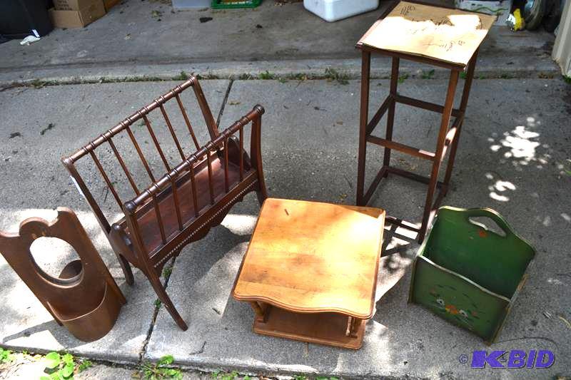 lot 273 image: Vintage Magazine Rack, Table