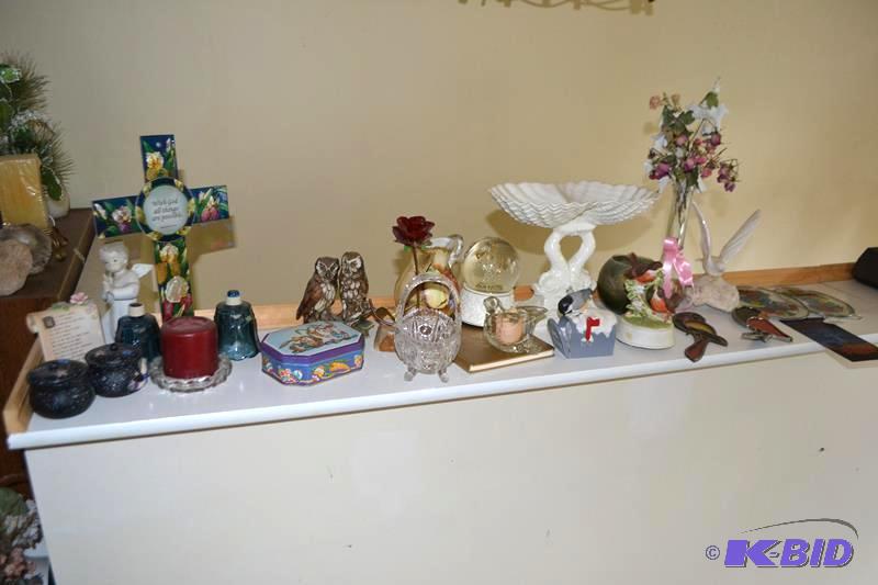lot 274 image: Music Box, Porcelain Figurines