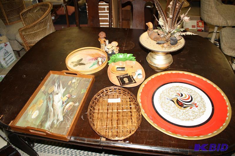 lot 291 image: Nice Rooster Plate and other trays