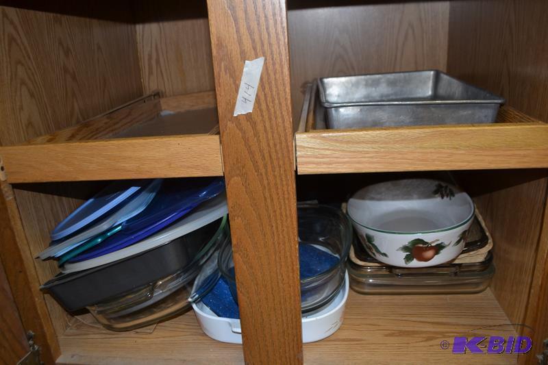 lot 414 image: Pyrex Baking Dishes, Lids