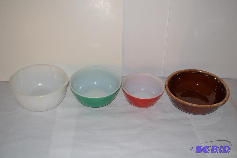 lot 418 image: Vintage Mixing Bowls