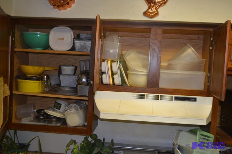 lot 420 image: Tupperware, Tins