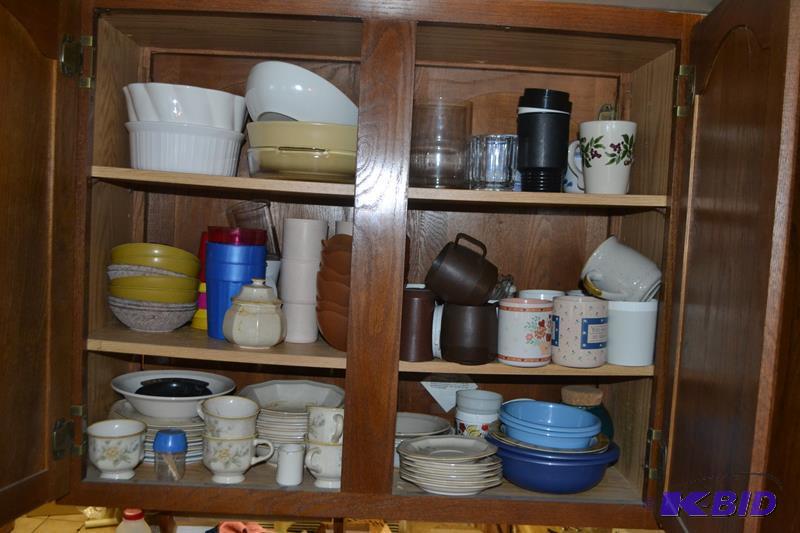 lot 422 image: Stonewear, mugs