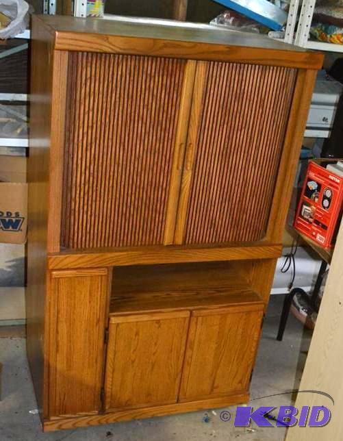 lot 443 image: Oak Entertainment Center