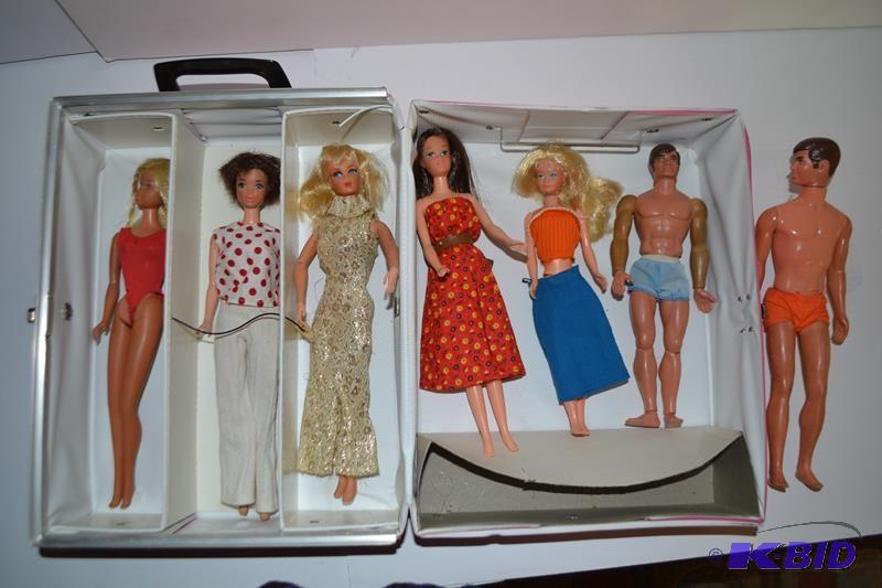 lot 52 image: MATTEL BARBIES AND FRIENDS Mattel Barbie 3 d...