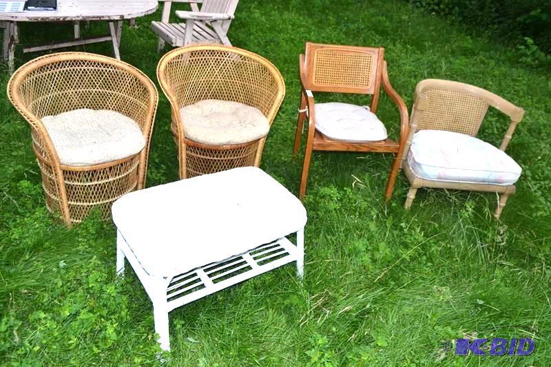 lot 75 image: 4 Wicker chairs & wicker table 27x19x18&q...