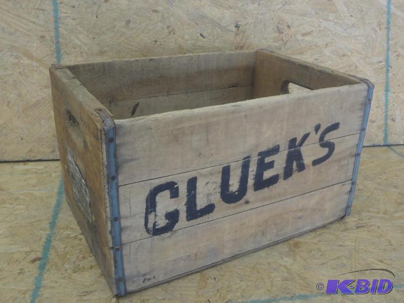lot 11 image: Gluek 24-Pack Wooden Beer Box...