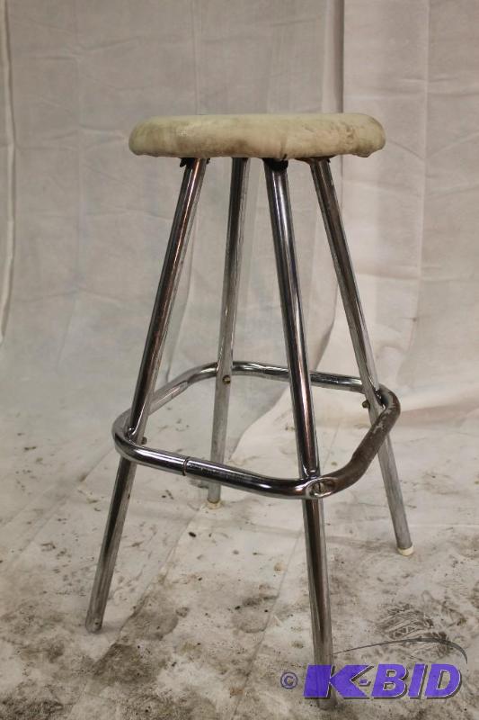 Bar stool. Metal frame and paddey vynyl seat....