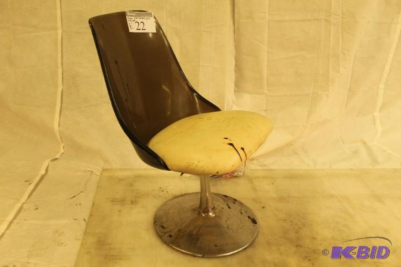 Mid-century modern chair. Metal pedastal base...