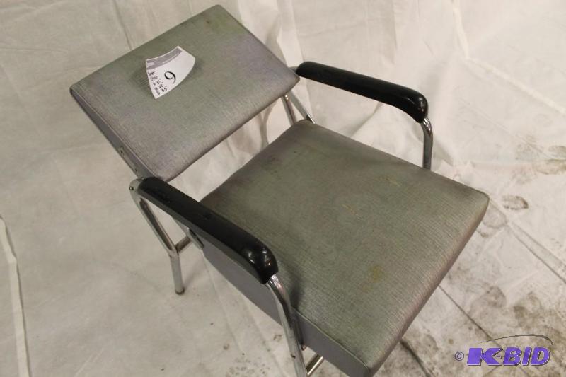 Barber chair. Older style barber or stylist c...