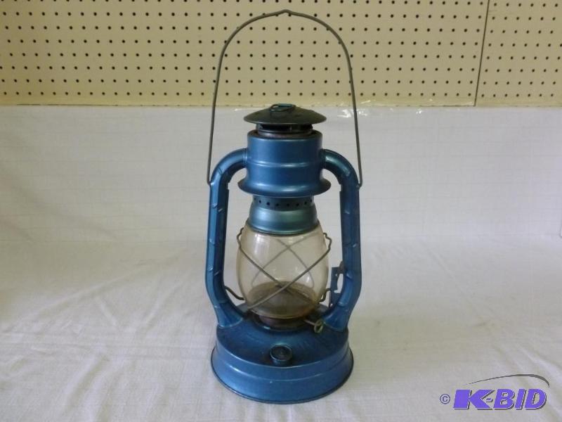 lot 100 image: Large Vintage Dietz No. 8 Air Pilot barn lant...