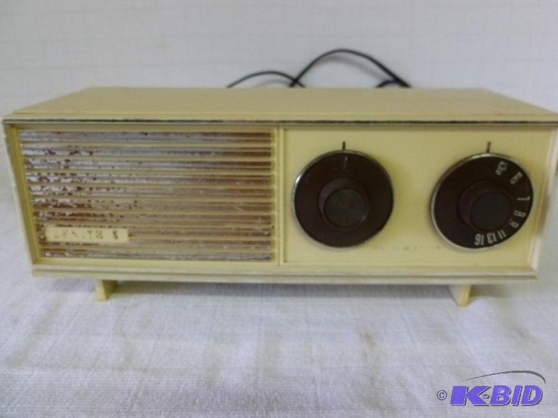 lot 106 image: Vintage Zenith am radio, tested and works, go...