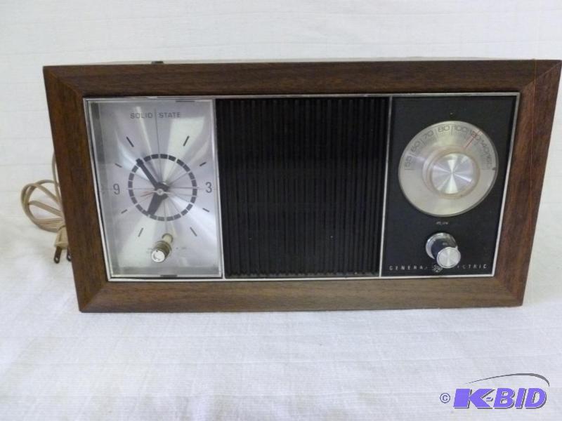 lot 107 image: Vintage General Electric wood encased am cloc...