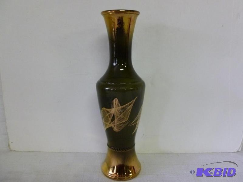 lot 116 image: Beautiful painted&nbspglass vase that measur...
