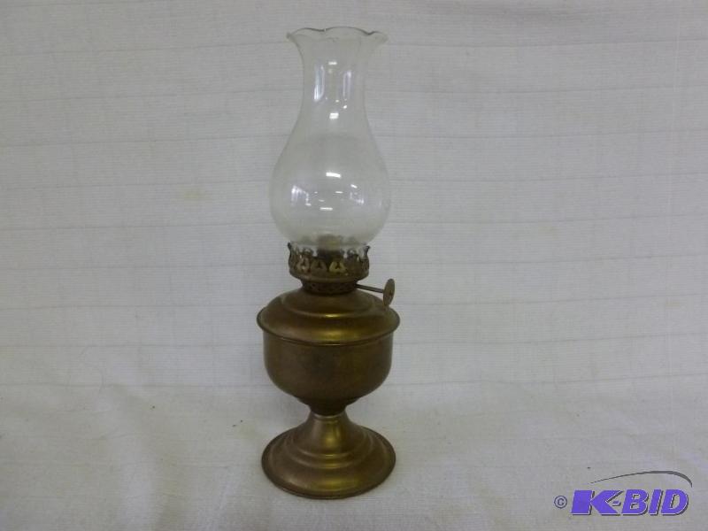 lot 128 image: Vintage brass bodied oil lamp that measures 9...