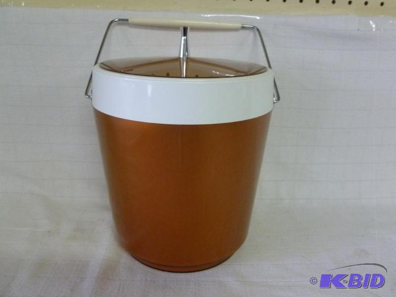 lot 130 image: Vintage West Bend - Thermo Serve ice bucket w...