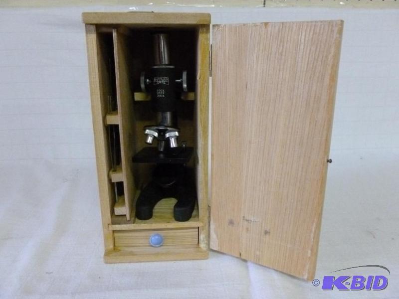 lot 14 image: Vintage Tokyo 300x hi power microscope, comes...