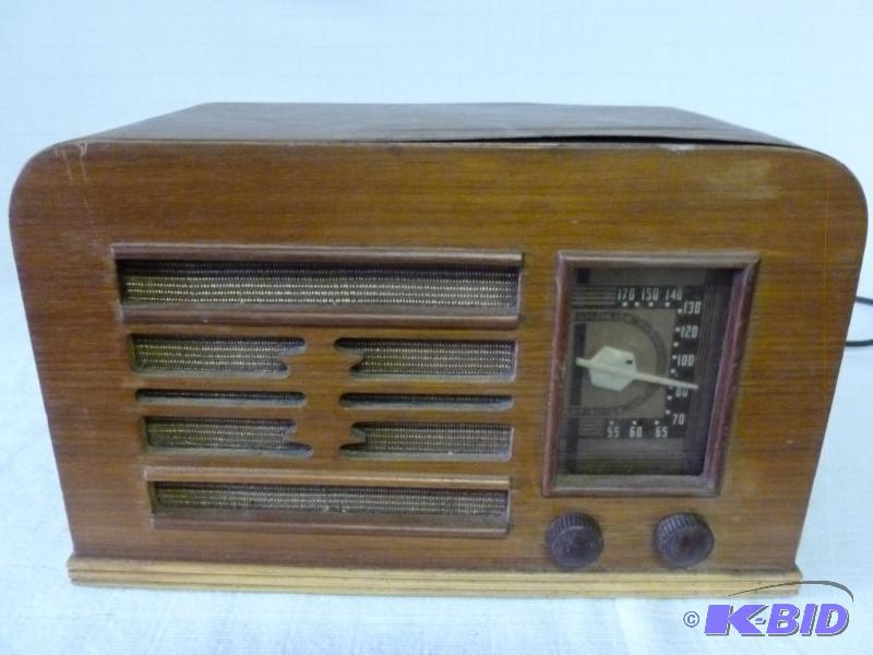 lot 153 image: Vintage Radio Corp Of America wood encased am...