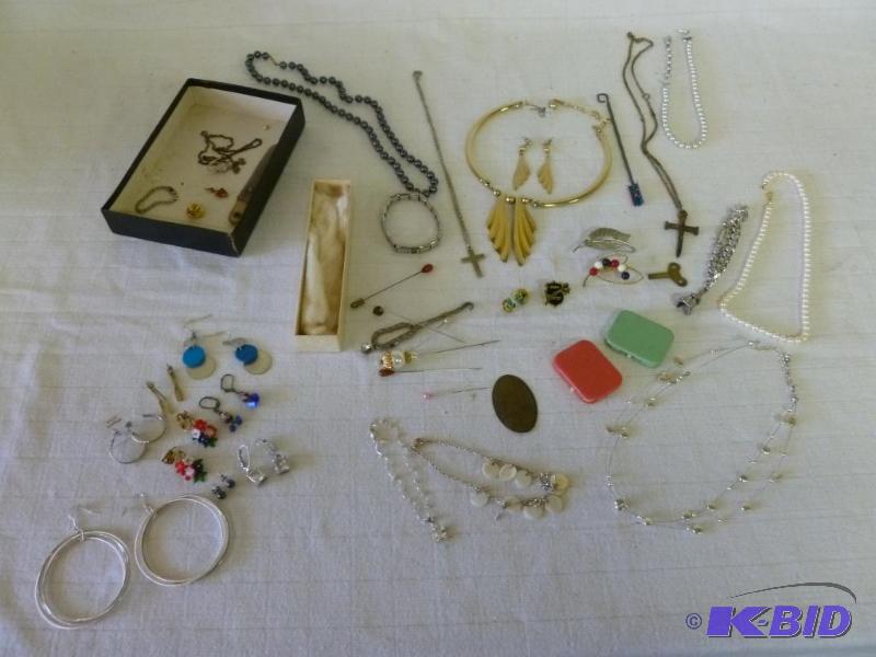 lot 169 image: Large lot of nice looking jewelry pieces that...