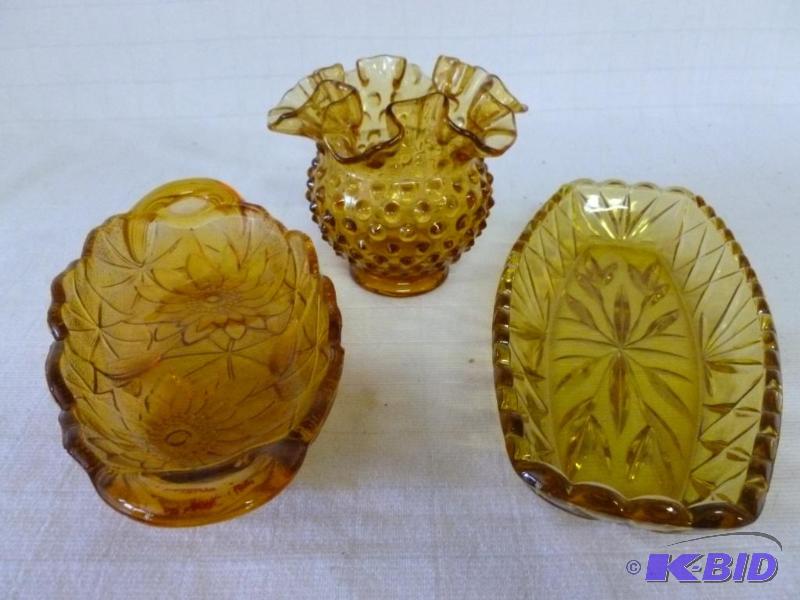 lot 177 image: Lot of three vintage amber glass pieces that ...