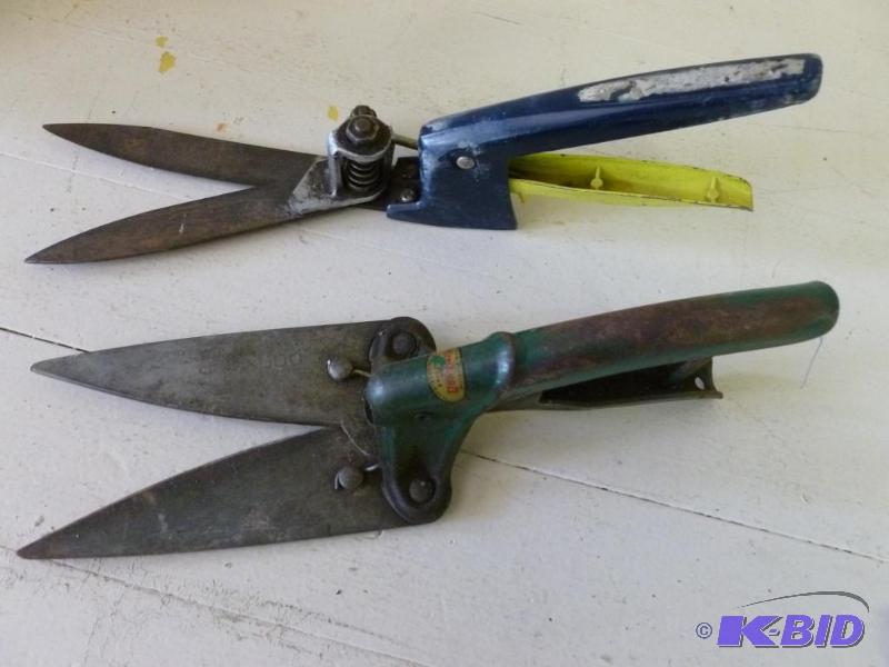 lot 180 image: Lot of two heavy duty garden clippers, good w...