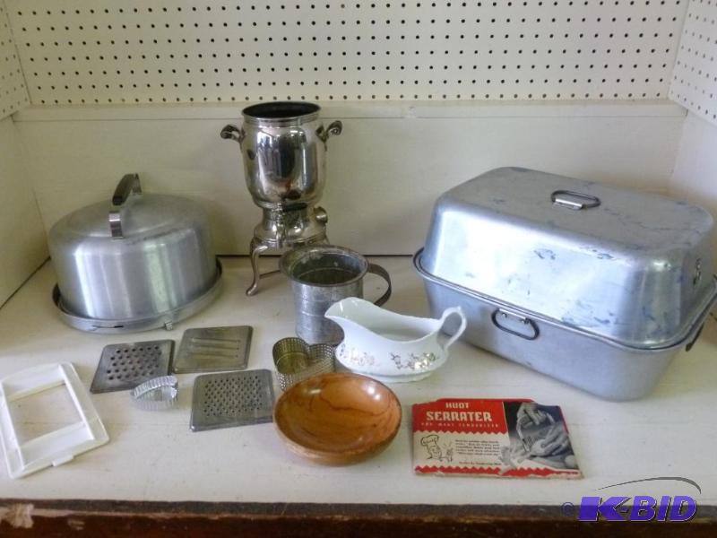 lot 186 image: Large lot of vintage kitchen items that inclu...