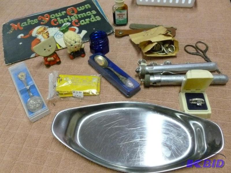 lot 194 image: Large lot of vintage collectible items that i...