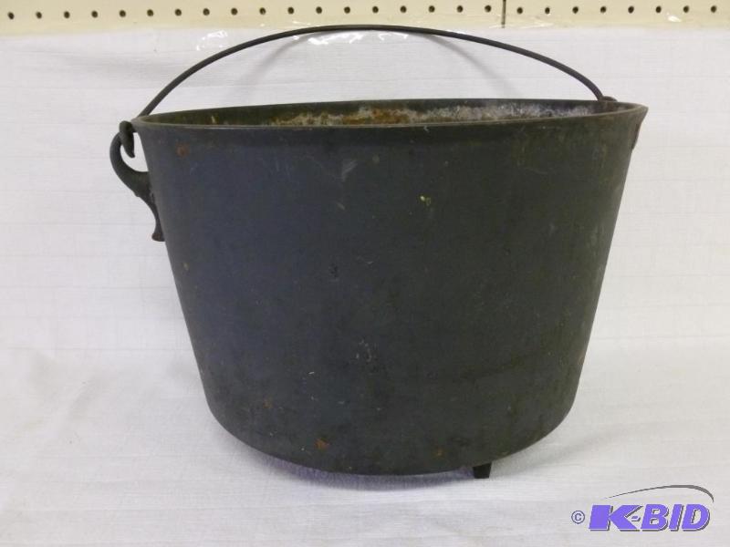 lot 22 image: Vintage cast iron bouja kettle that measures ...