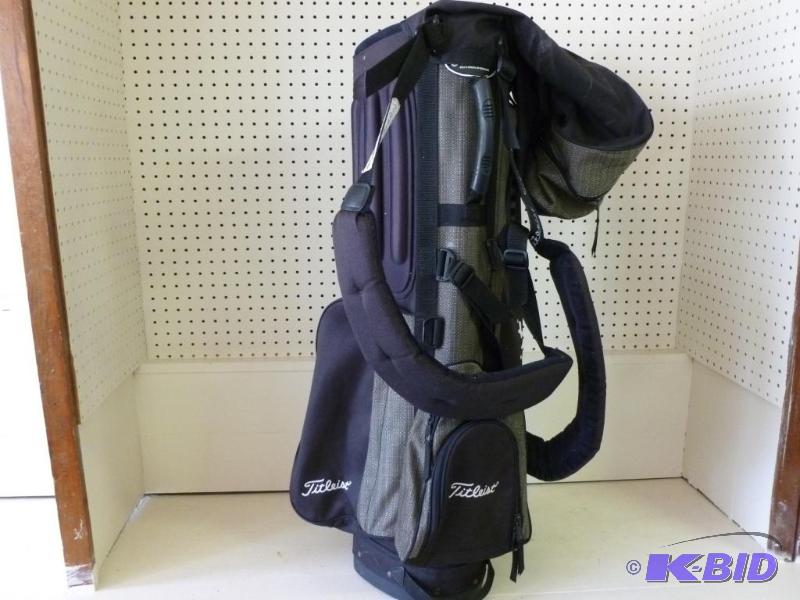 lot 234 image: Titleist&nbspgolf club bag, good useable con...