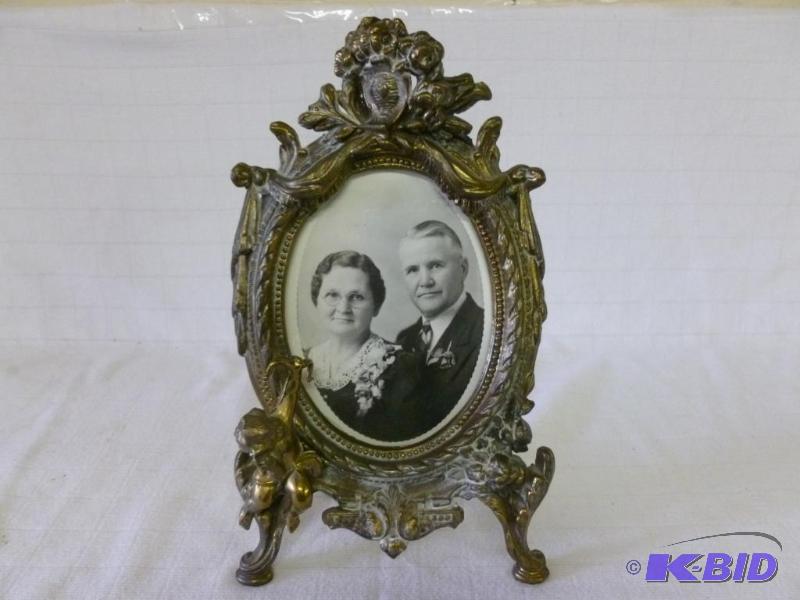 lot 258 image: Beautiful vintage cast brass easel picture fr...