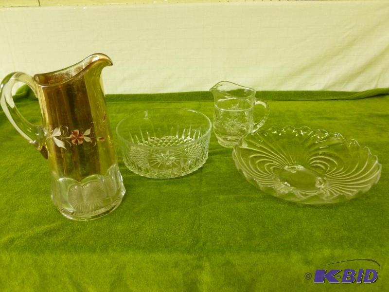 lot 262 image: Large lot of vintage glass items that include...