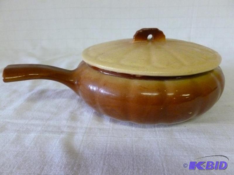 lot 290 image: Vintage Perdee USA handled casserole oven war...