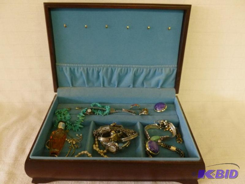 lot 293 image: Beautiful cherry wood jewelry box with nice a...