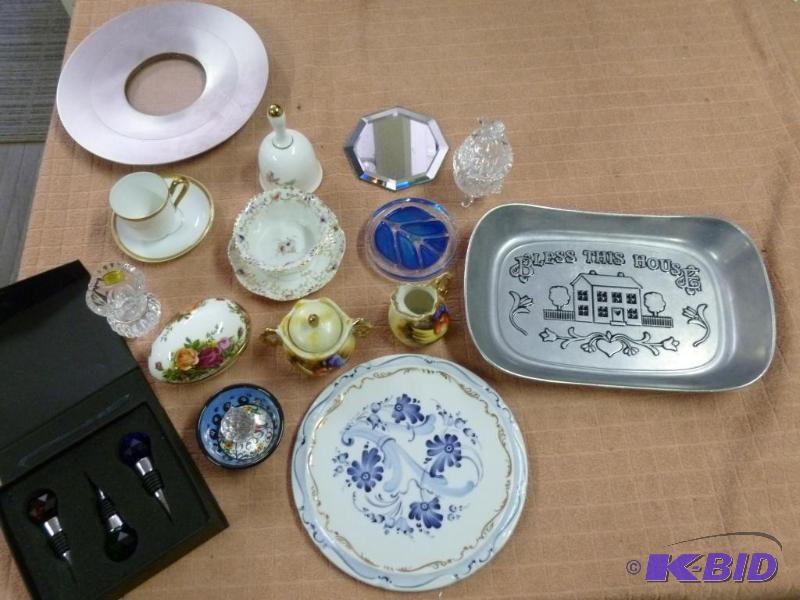 lot 294 image: Large lot of vintage china hutch items that i...