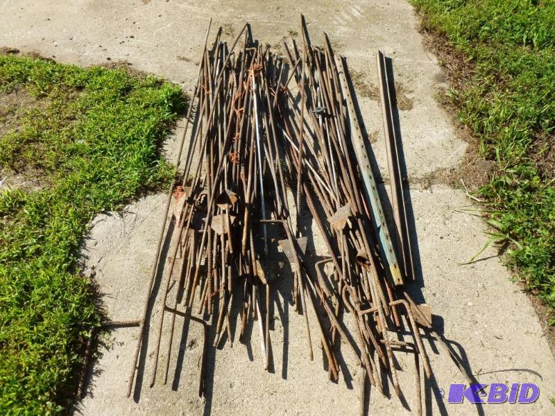 lot 298 image: Large lot of fence posts and steel post rods....