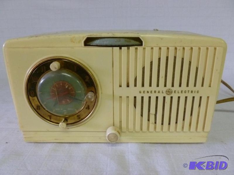 lot 32 image: Vintage General Electric alarm clock tube rad...