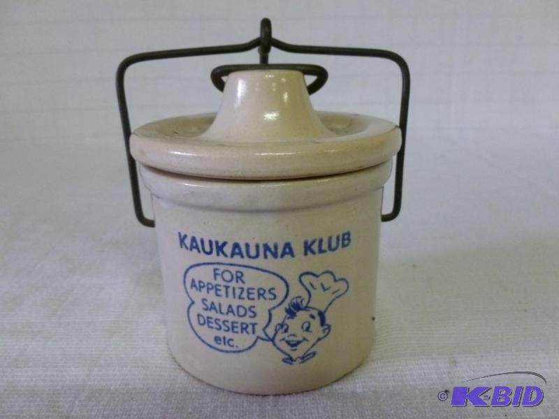 lot 40 image: Vintage Kaukauna Klub&nbspbail lid crock, gr...